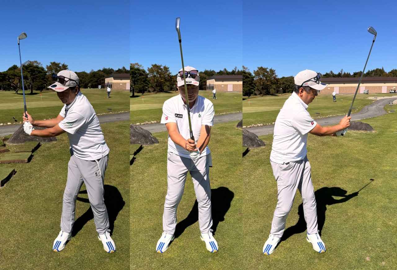 画像: 胸の前でクラブを持ち、その手元を体の正面にキープしたまま体を左右に回す