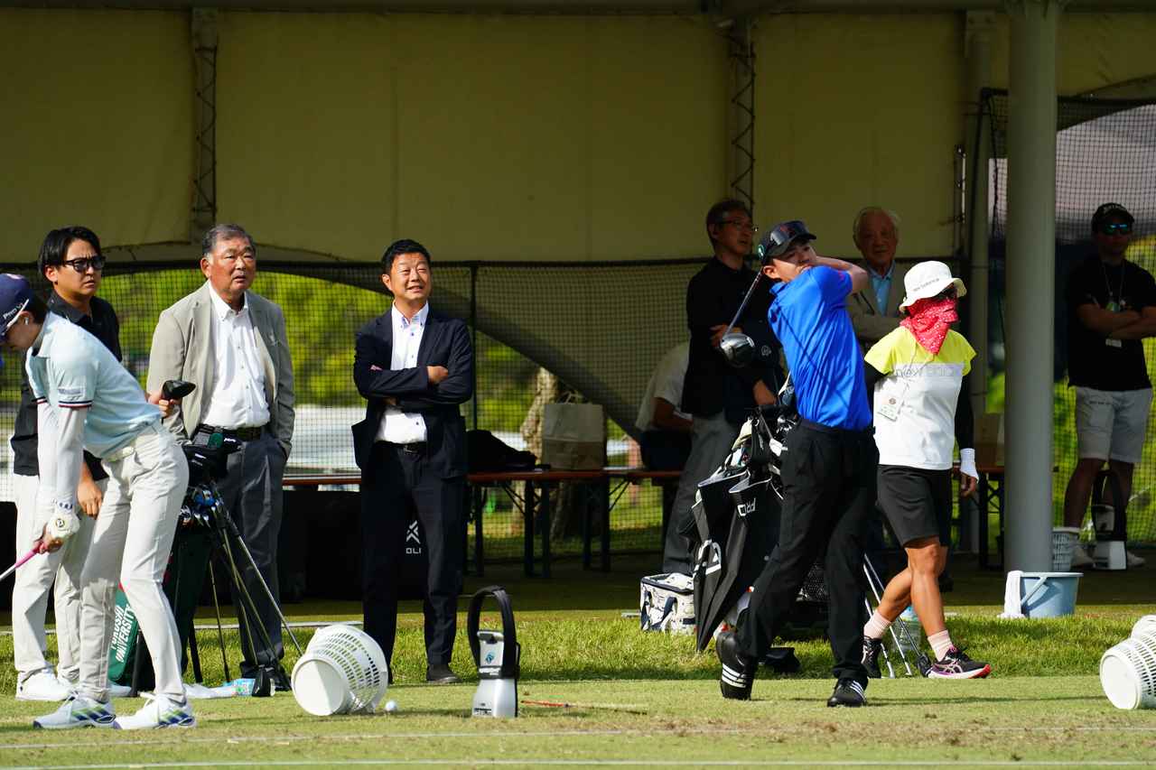 画像: 長﨑のスウィングや弾道をチェックする中嶋常幸