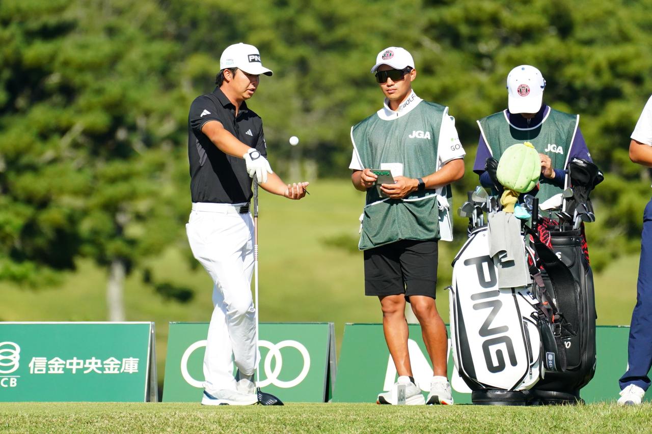 画像: 細野のこの日のラウンドは待ち時間も多く、橋本拓真キャディと談笑する場面がしばしばみられた(写真/山口哲平)