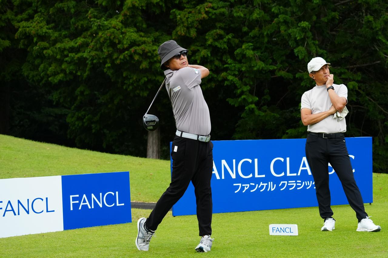 画像: コース到着後まずはドライビングレンジで練習、それから内田勝也、谷昭範と9ホールをラウンドし、またレンジで打ち込み、さらにパッティング練習という入念な調整を行った