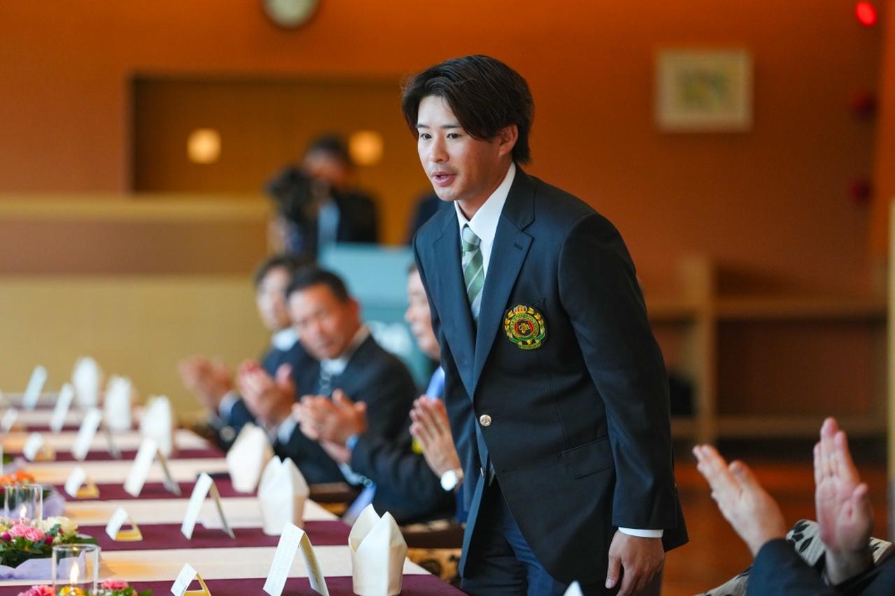 画像: チャンピオンズディナーで。前回チャンプ片岡尚之は「挨拶するときは緊張しましたけど、皆さん優しかったです」。「皆と貴重な話ができて楽しかったです」（奥田）
