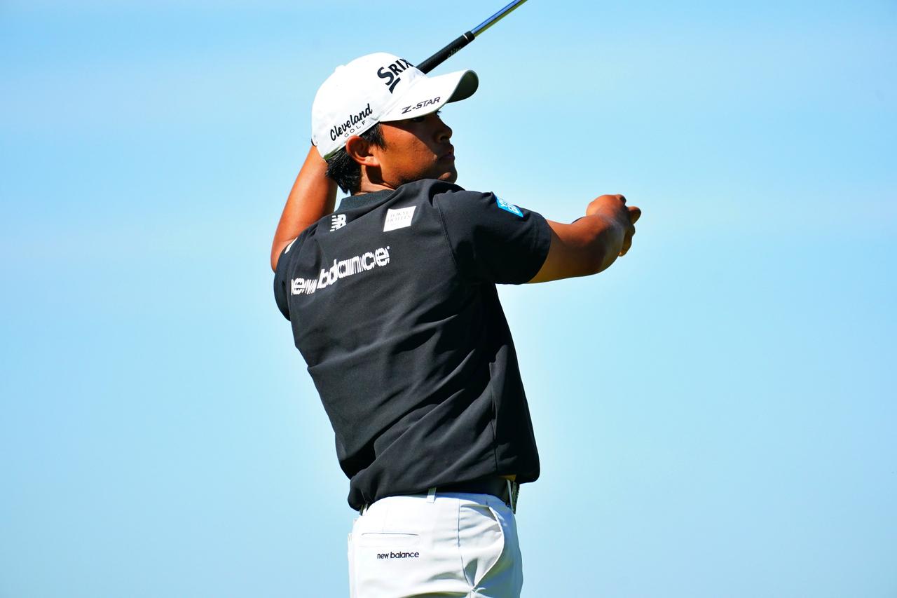 画像: ティーショット後に右手を離した山下勝将