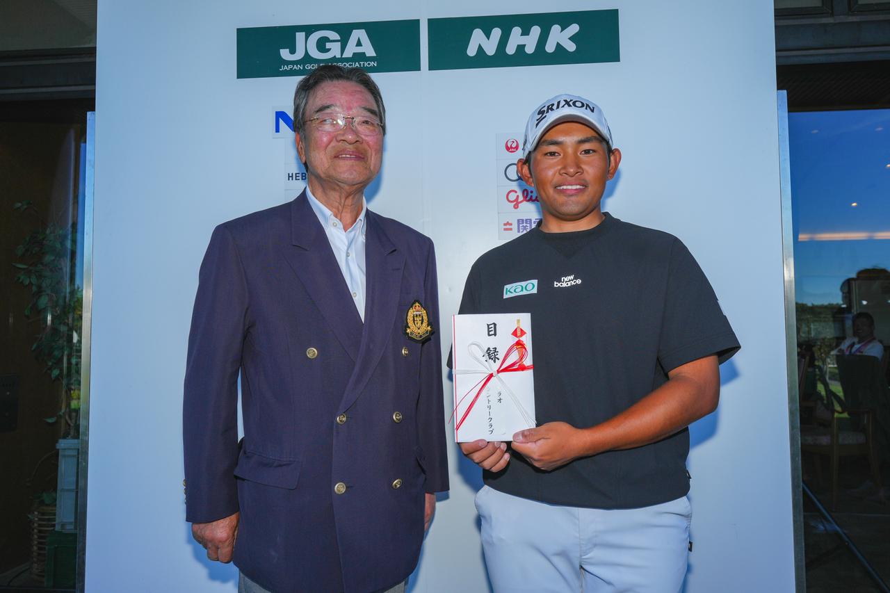 画像 : 2番目の画像 - 【写真2枚】山下勝将、ホールインワンのボールとクラブを持って記念撮影（撮影／姉崎正） - みんなのゴルフダイジェスト