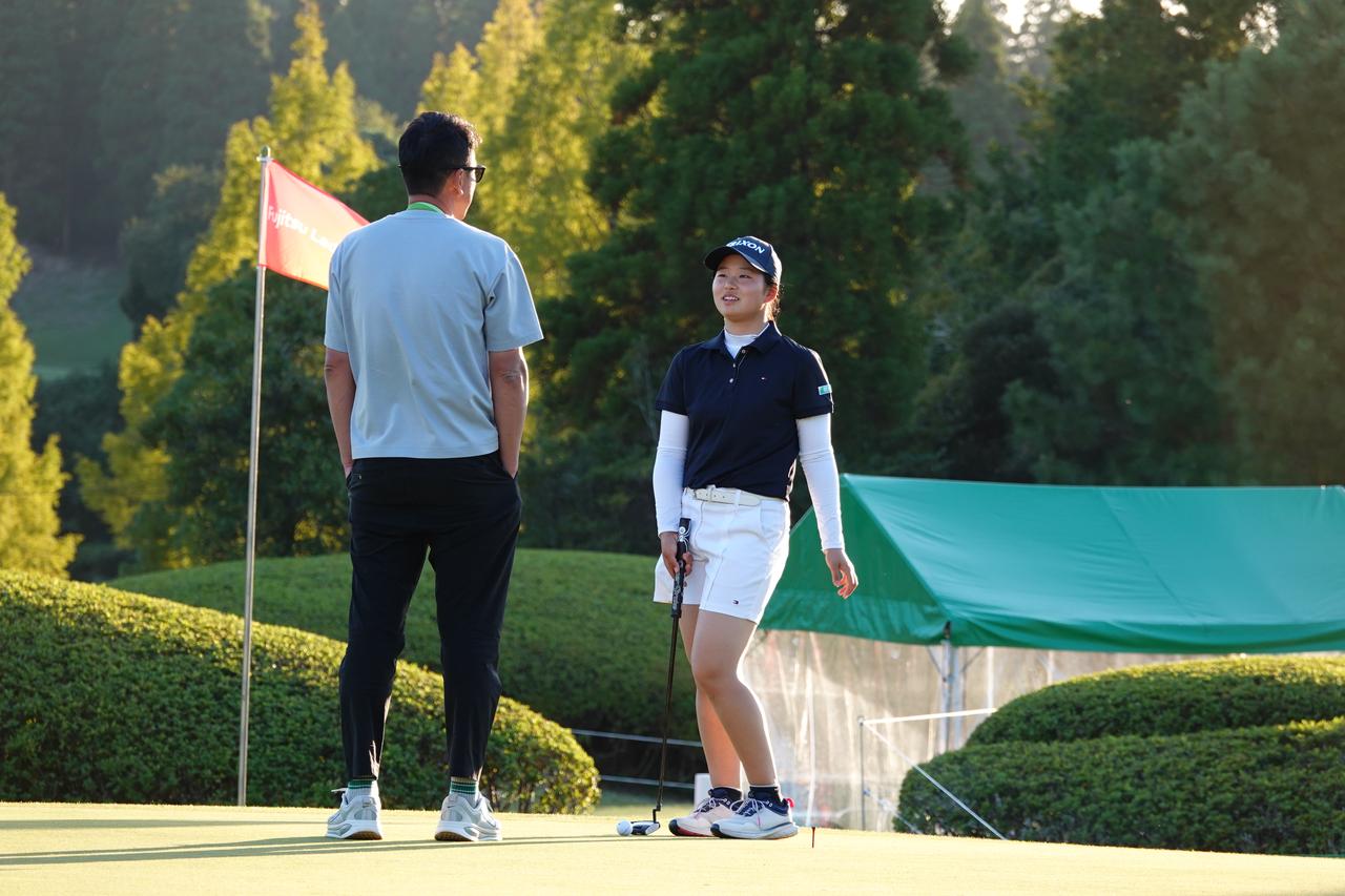 画像: 優勝争いを演じるプロたちに紛れ、黙々とボールを転がす23位タイのアマチュア・廣吉優梨菜の姿もあった