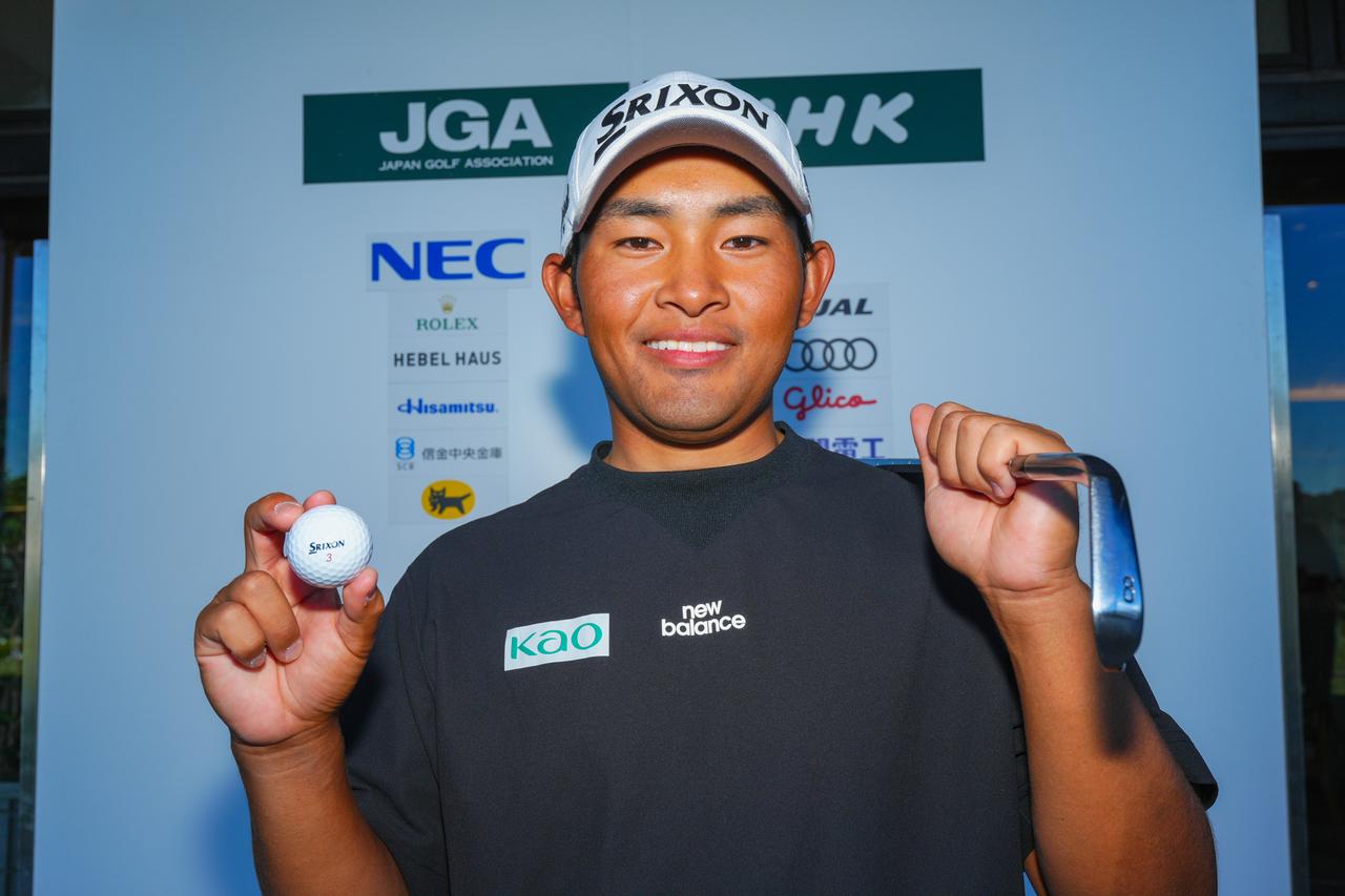 画像 : 1番目の画像 - 【写真2枚】山下勝将、ホールインワンのボールとクラブを持って記念撮影（撮影／姉崎正） - みんなのゴルフダイジェスト