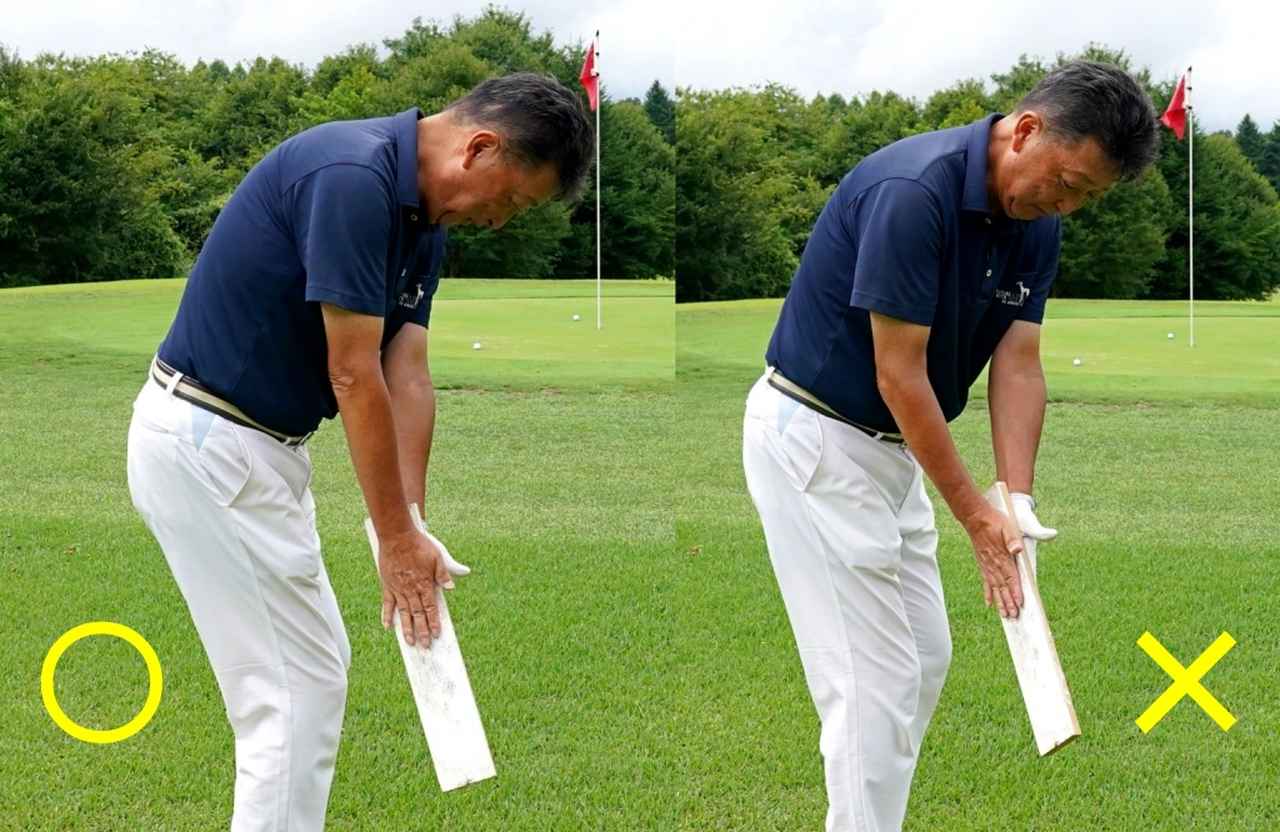 画像: 手首をロックして両肩でストロークする感覚をつかむ。胸を正面に向けたまま手やひじで板やノートの面が変わらないように振ること
