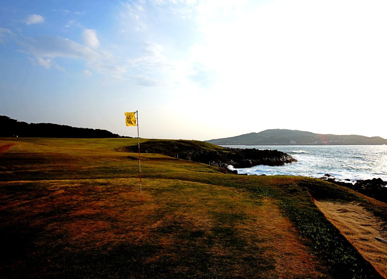 画像: 五島列島北部にある小値賀島（おぢかじま）の浜崎鼻ゴルフ場