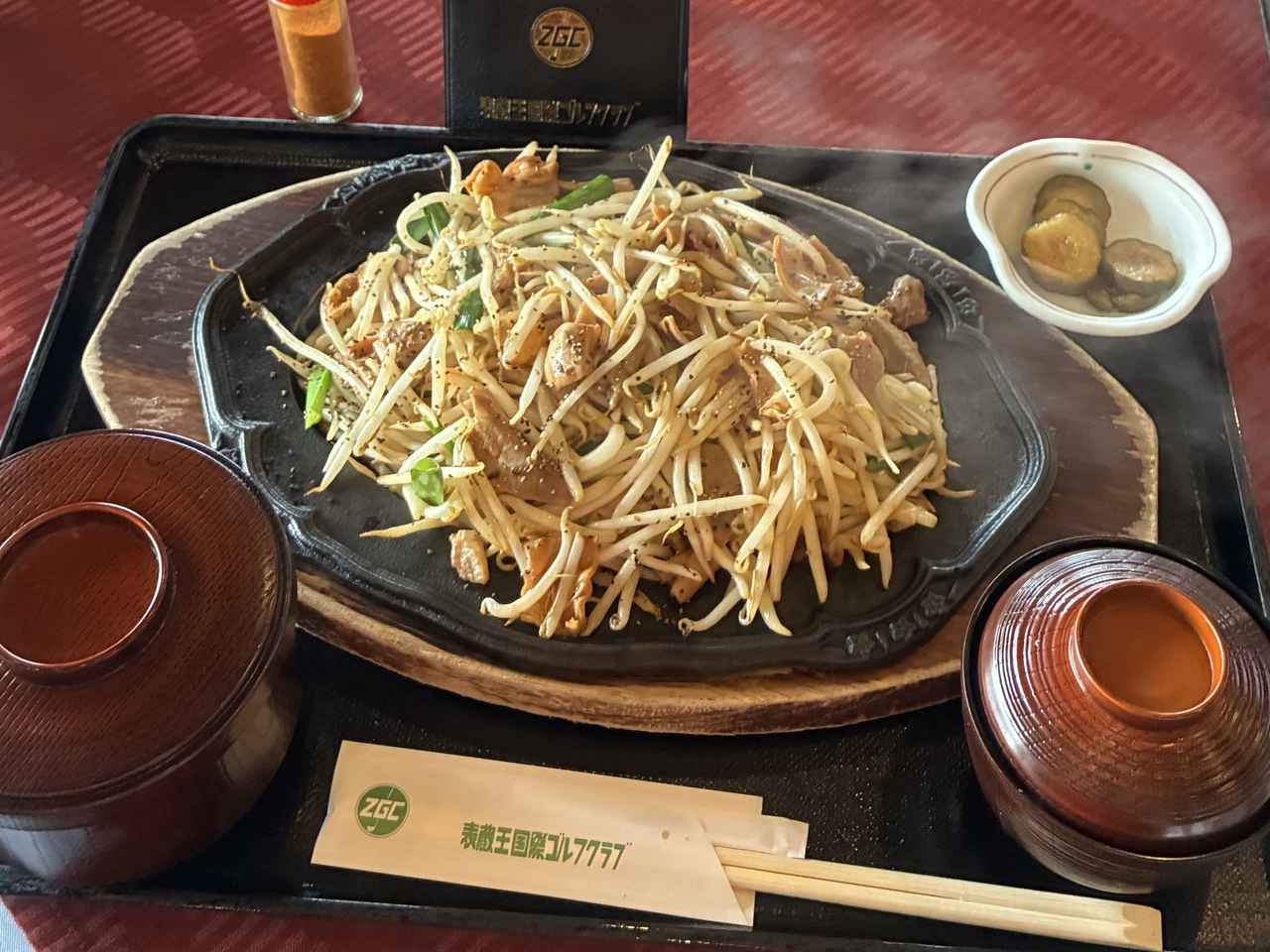 画像: 表蔵王国際ゴルフクラブのランチ。ホルモンもやし定食、1730円