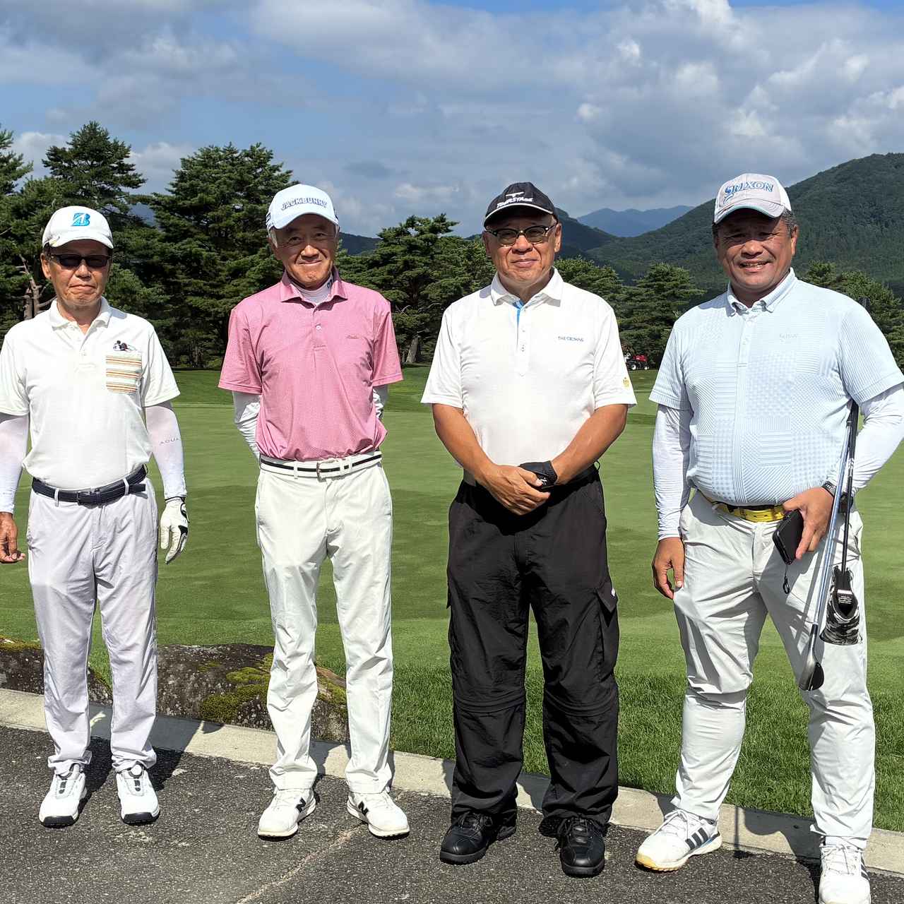 画像: ボナリ高原ゴルフクラブの同伴者のみなさんと。右からドラコンの右田秀行プロ、はむいち、八幡さん、村松さん