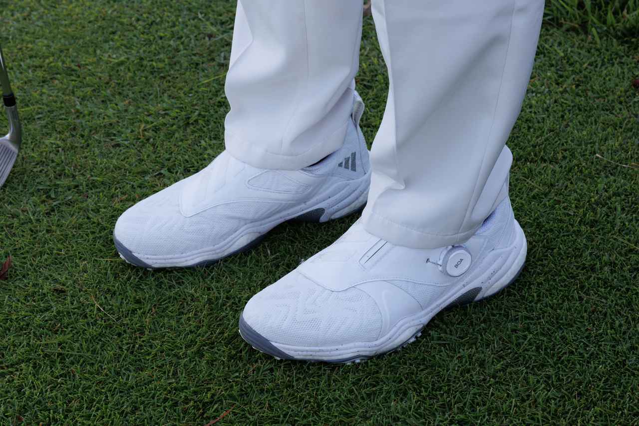 画像: 白パンツから白シューズでさらにスタイルアップ効果もあり