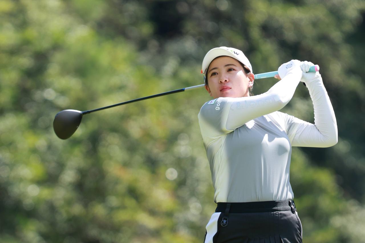 画像: 永井花奈が通算8アンダーで単独首位! 大会連覇狙う佐久間朱莉「66」猛チャージなど6人が1打差で追う大混戦【国内女子ツアー】 - みんなのゴルフダイジェスト