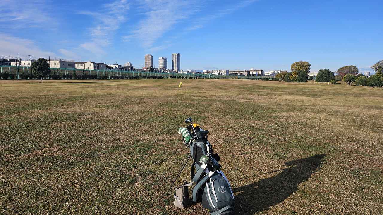 画像: 1年で一番ゴルフ場が混雑するのに、日が短いのがいまの時期だ(写真はイメージ)