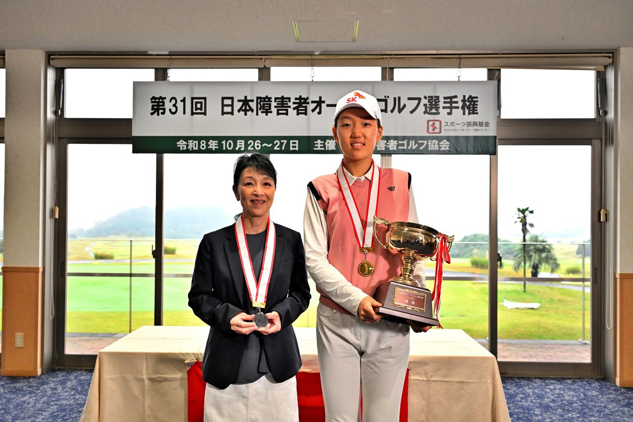 画像: 女子の部トップ2。高田寿美さん(左)と優勝したキム・スンヨンさん(右)。キムさんは70台のスコアでぶっちぎり!日本選手たちも女性ゴルファーが増えて、切磋琢磨できることを喜んでいた