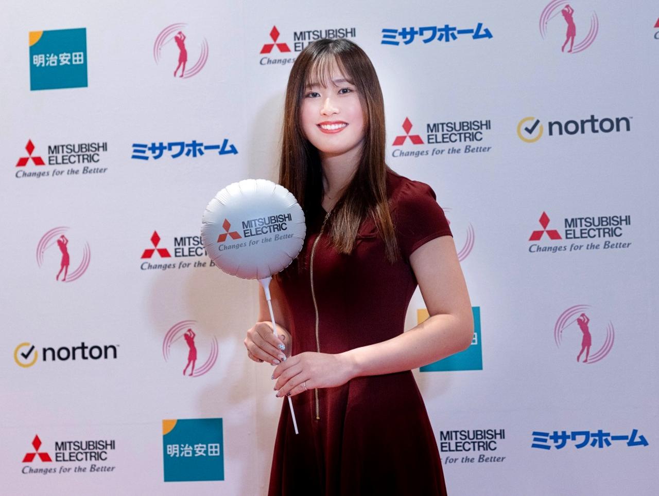 画像 : 2番目の画像 - 【写真】吉澤柚月のワインカラードレス姿【撮影/野村誠一】 - みんなのゴルフダイジェスト