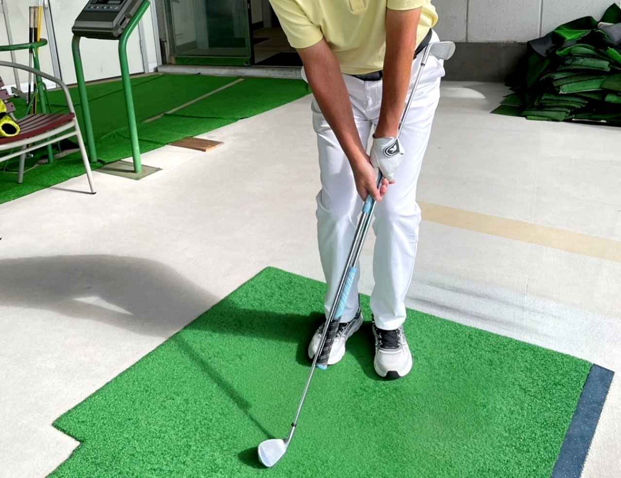 画像: クラブを2本用意して、グリップ同士を逆さにつなぎ合わせる「クラブ逆さつなぎドリル」