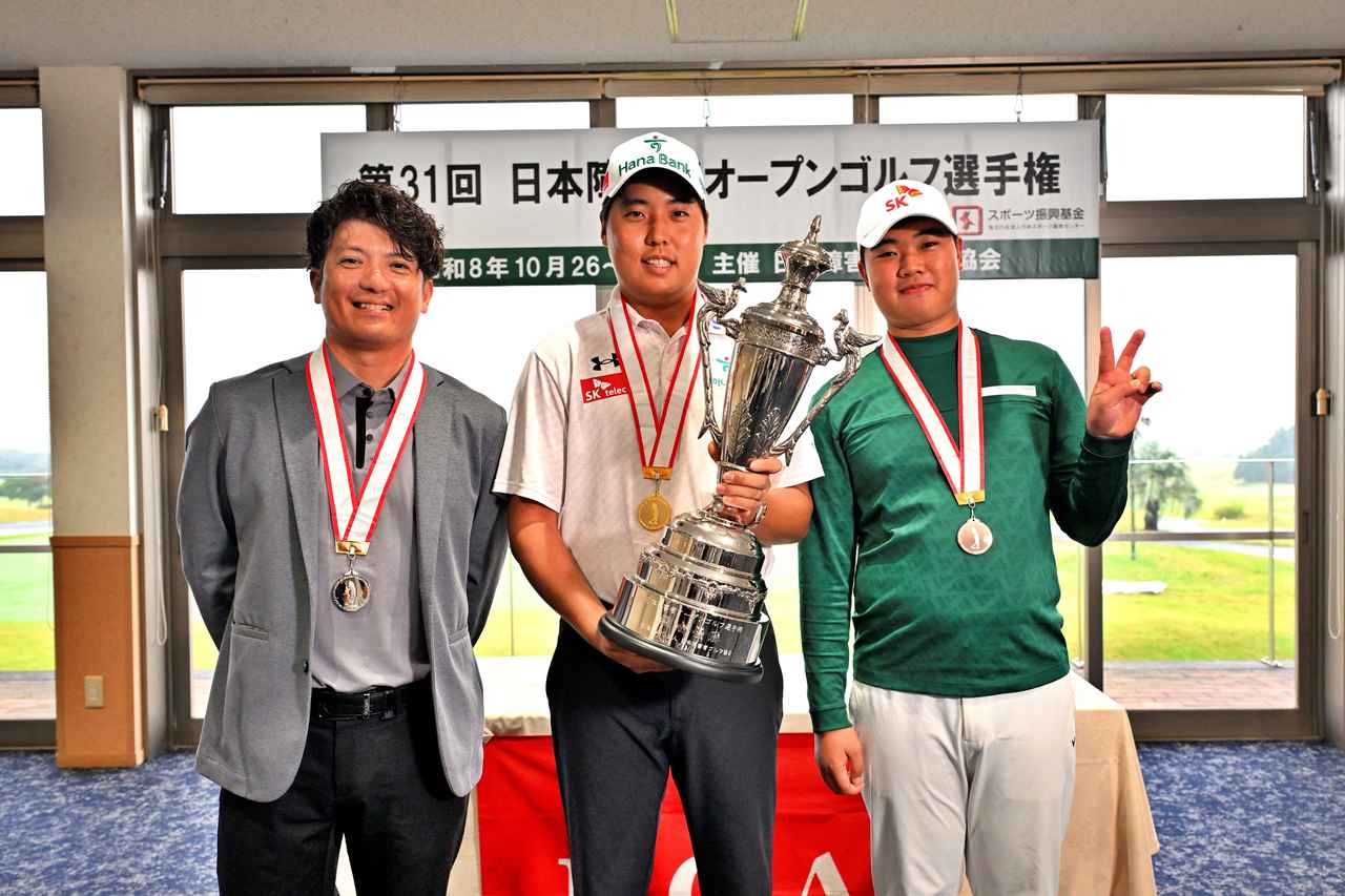 画像: グランプリの部トップ3。吉田隼人プロ(左)、サイモン・リープロ(中央)、ホ・ドヨンさん(右)。本大会を初優勝したサイモン。今回の日本ではラーメンやうどん、そばを堪能したそう。「日本の麺類はレベルが高いです」