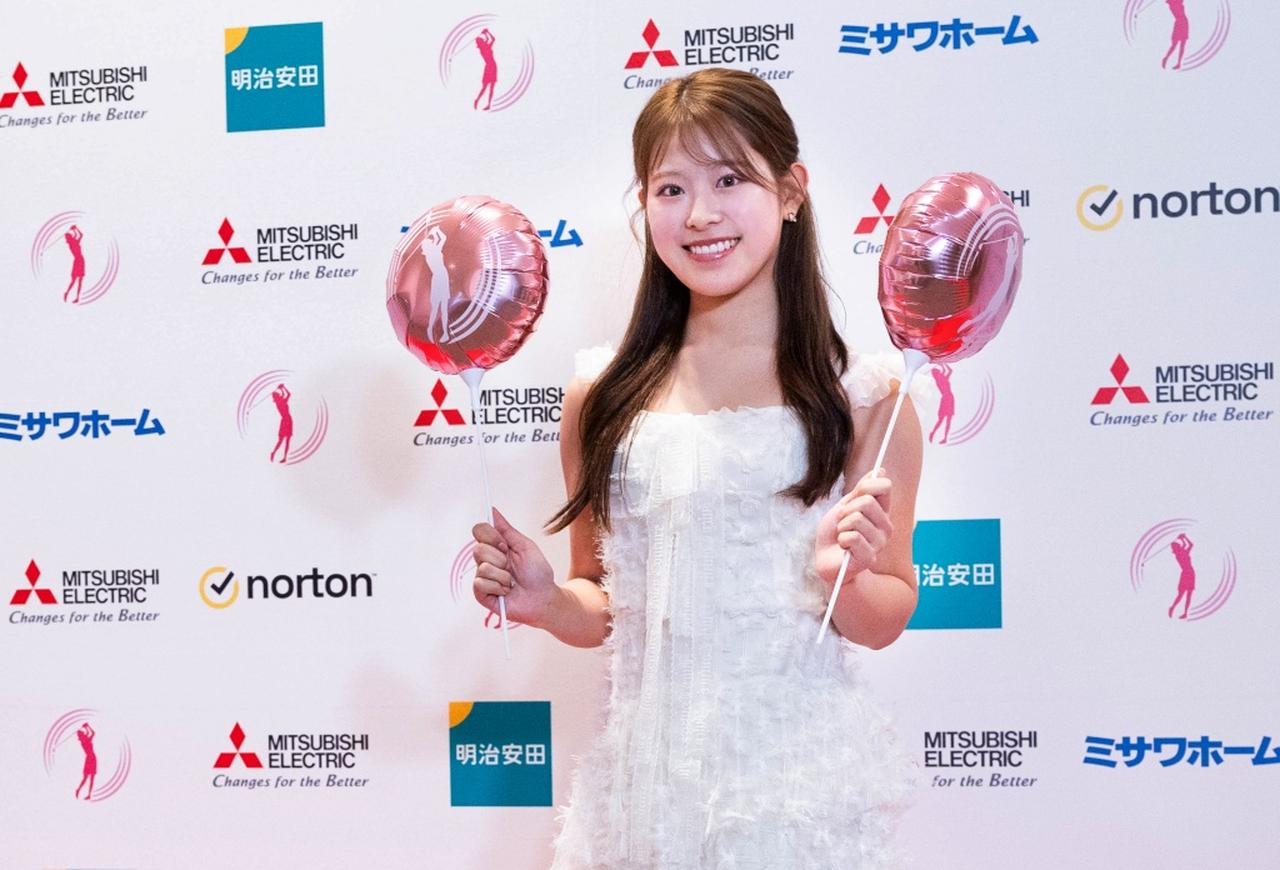 画像 : 1番目の画像 - 【写真】吉田鈴のホワイトドレス姿（撮影/野村誠一） - みんなのゴルフダイジェスト