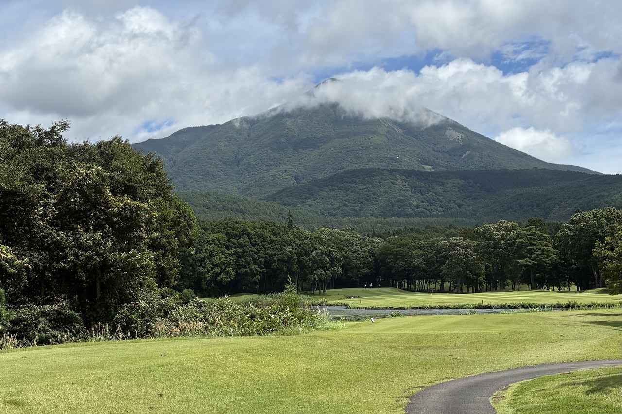 画像: 星野リゾートメローウッドゴルフクラブ No.13（340Y・P4）。奥に見えるのは磐梯山