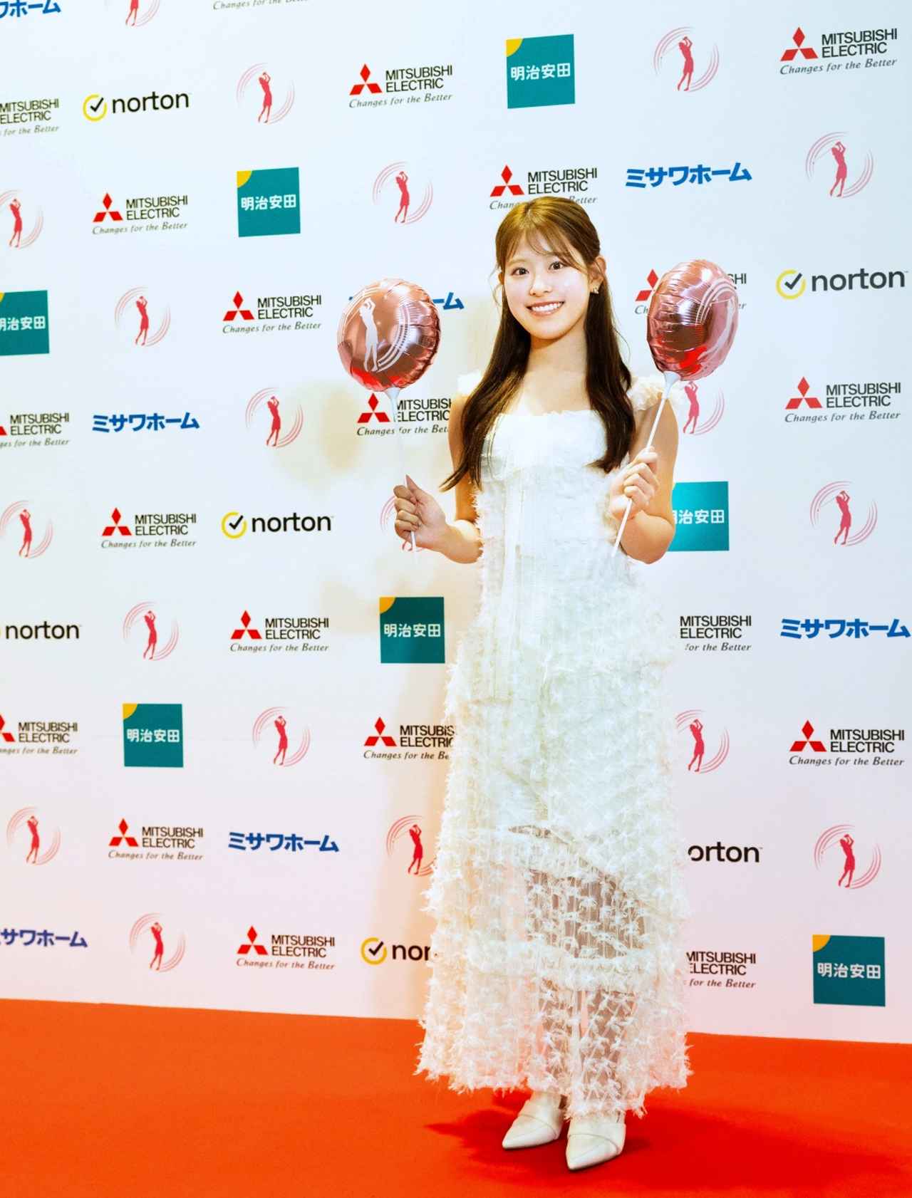 画像 : 2番目の画像 - 【写真】吉田鈴のホワイトドレス姿（撮影/野村誠一） - みんなのゴルフダイジェスト