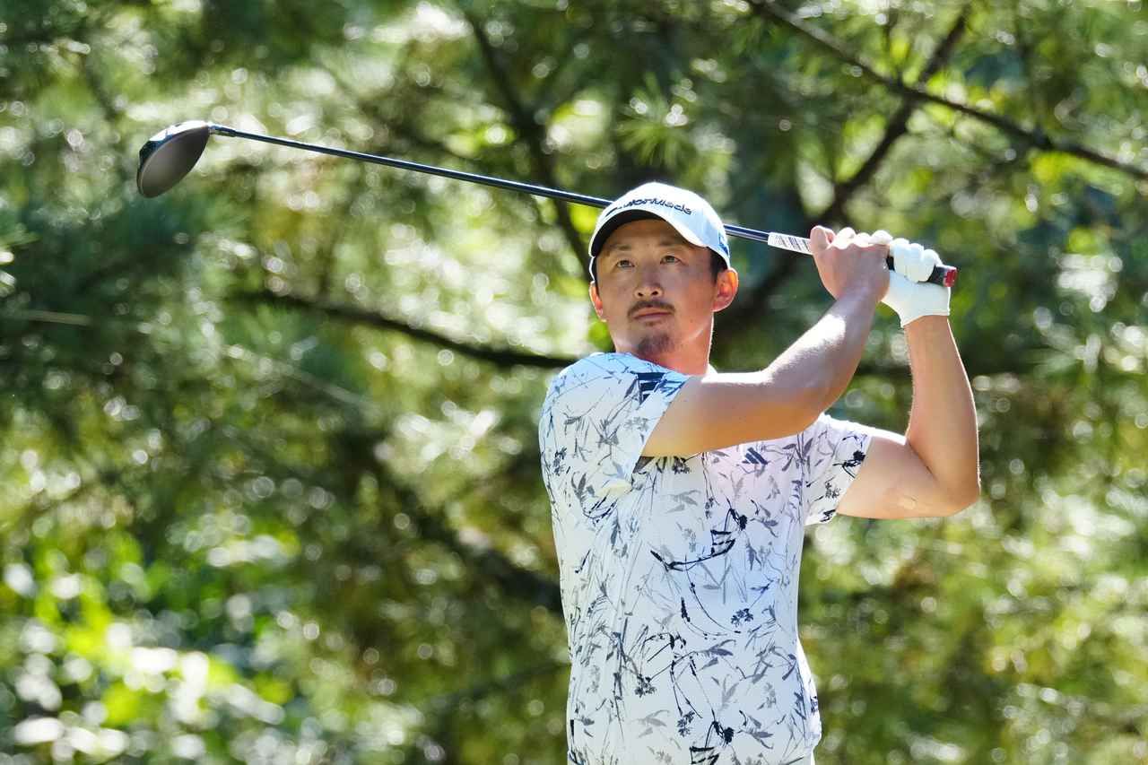 画像: 3日間通算のパーオン率は「81.481%」で堂々の1位タイ。強風を切り裂く圧巻のショットで首位に立った岩﨑亜久竜