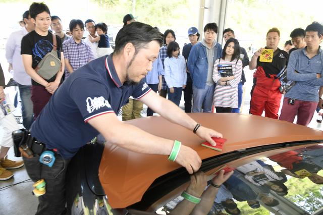 画像: 海外のショーでも活躍している、日本を代表するラッピングアーティスト、大塚真氏によるラッピングの実演も興味深いアトラクション。エブリン・デモカーのラッピングも彼の作品。
