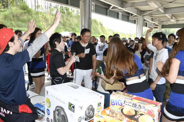 画像: 折り畳み式自転車や、大阪のお店らしいタコ焼ききなど、豪華景品が用意されたビンゴ大会は大盛り上がり。場所柄、アルコールは一切なしなのに、飲み会のノリ。