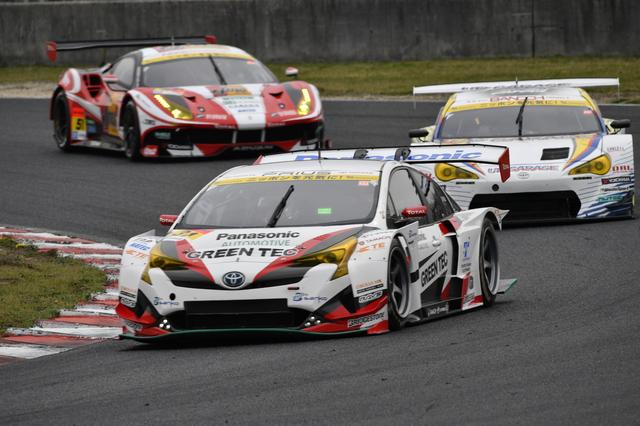 画像: FIA GT3マシンたちが比較的、市販モデルの雰囲気を色濃く残しているのに対し、JAF GTマシンのほうは、かなり「コレがアレかい!?」と、ツッコミを入れたくなるメタモぶりです。それにしても2016年シーズンから投入された新型プリウスは、生来のイカツい顔立ちと甲冑のようなエアロパーツが、恐ろしくマッチしています。このカッコでG’sになっても、まったく驚きませんね。