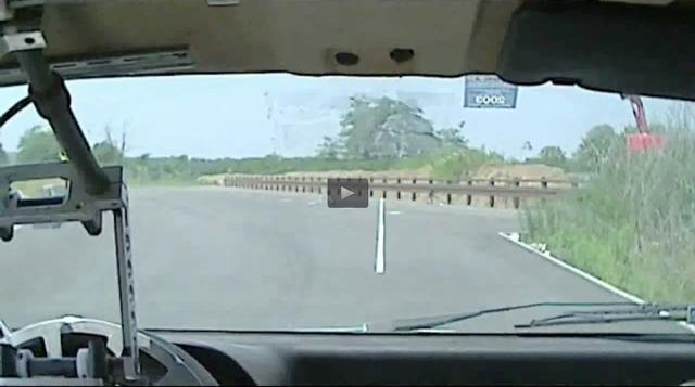 画像: けっこうな勢いで突っ込んでいきます。 www.toyo.co.jp