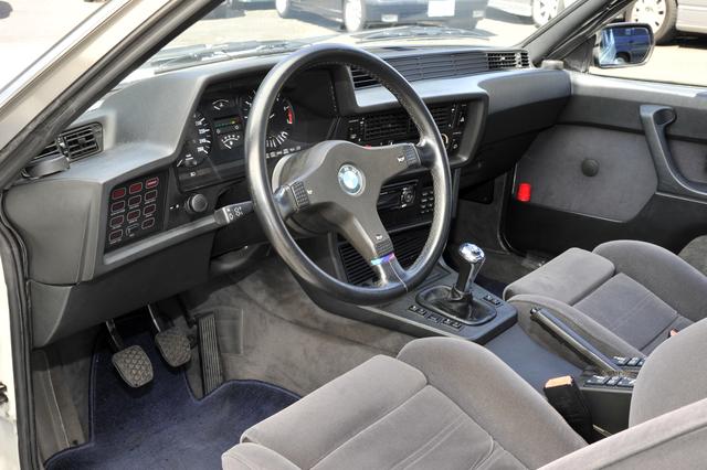画像: 機能的かつスポーティなインターフェイスは、BMWならではの際立つ個性のひとつ。今ではすでにパーツが手に入らないため、ポールポジションでもMTへの換装はできないということです。