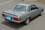 画像: エンジンは5LのV8ユニットで、当時としてはシリーズ最強の240PSを発揮していました。「500SLC」のエンブレムは、ご愛嬌ということで…