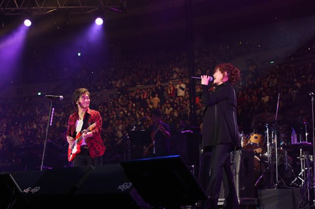 画像: 左から STARDUST REVUE 根本要、渡辺美里