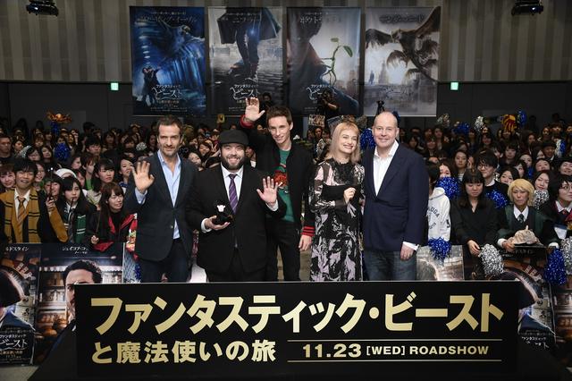 画像: ダンさんが持ってるのは、ファンがプレゼントしてくれたニフラーのぬいぐるみ