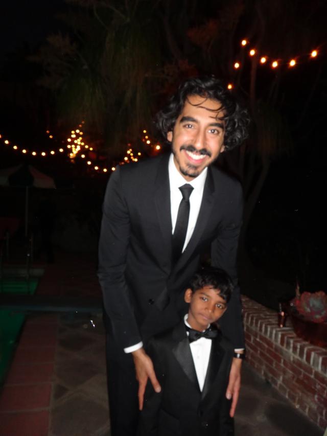画像: デーヴと、サルーの少年時代を演じたインドの子役サニー・ペイウォー。