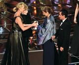 画像: シャーリーズとシャーリーが手渡した外国語映画賞は代理の女性が受け、監督のメッセージを読み上げた