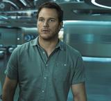 画像: ▶ジム・プレストン (クリス・プラット) デンバー出身のシャイな性格のエンジニア。壊れたものは修理するのではなくすぐ交換してしまう地球では自分の技術力を活かせないと、能力を発揮できる場所を求めて移民に参加した。ロマンティックで温かい人柄。 演じるプラットは全米大ヒットの「ガーディアンズ・オブ・ギャラクシー」で一躍トップスターとなり、「ジュラシック・ワールド」などの大作に出演。「ガーディアンズ…」続編が間もなく日本でも公開される。 ©ソニー・ピクチャーズ