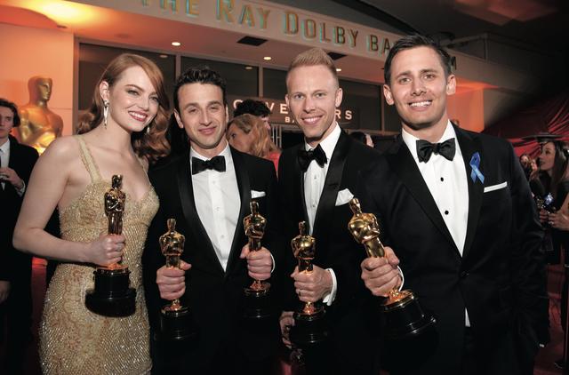 画像: ガバナーズ・ボールルームの前で「ラ・ラ・ランド」チームの(左から)エマ・ストーン、作曲家ジャスティン・ハーウィッツ、作詞家コンビのジャスティン・ポールとベンジ・パセック