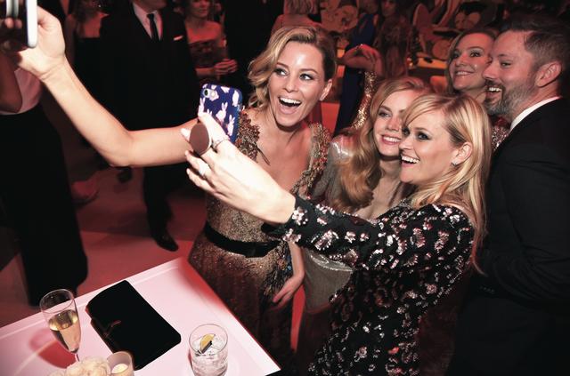 画像: エリザベス・バンクス、エイミー・アダムス、リース・ウィザースプーンのトリオがスマホで自撮り