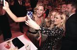 画像: エリザベス・バンクス、エーミー・アダムズ、リース・ウィザースプーンのトリオがスマホで自撮り