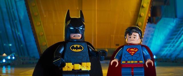 画像: DCヒーローたちが集まるパーティーに一人だけ呼ばれていなかったバットマン……!?