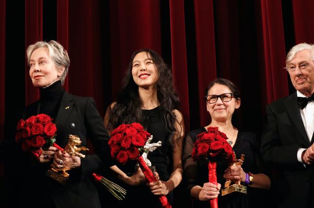 画像: 受賞者たち。左から名誉金熊賞のミレナ・カノネロ、女優賞のキム・ミニ、金熊賞の『肉体と精神』のイルディコ・エンエディ監督、右端はヴァ―ホーヴェン審査員長 Andreas Reutz/Getty Images for Glashuette Original