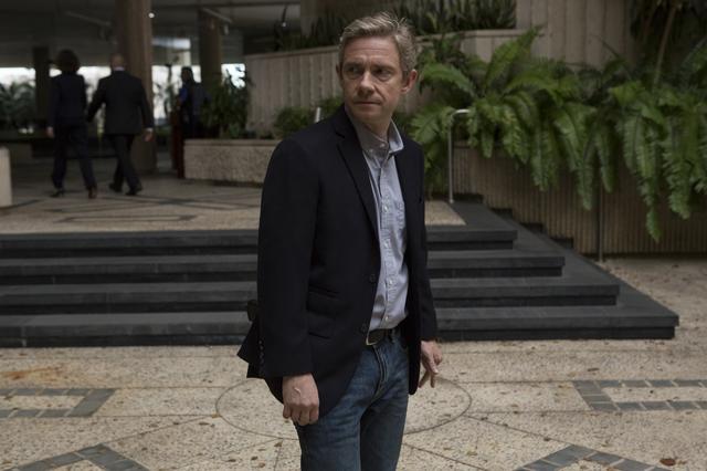 画像: フィル・ラスク (マーティン・フリーマン) 悪徳FBI捜査官。賄賂や恐喝は当たり前、時には暴力も厭わない。妻とは離婚しているが、よりを戻したい気持ちもある。ニックの父がギャングから託された金を狙っている。