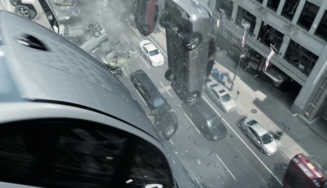 画像: 立体駐車場から車が次々と落下する ©Universal Pictures
