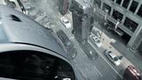 画像: 立体駐車場から車が次々と落下する ©Universal Pictures