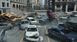 画像: 遠隔操縦された車の集団が疾走 ©Universal Pictures