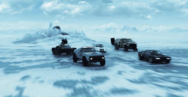 画像: 氷を突き破って潜水艦が浮上する ©Universal Pictures