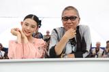 画像: フォトコールに応える「無限の住人」の杉咲花と三池監督 (c)Kazuko Wakayama