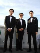 画像: カンヌの街をバックにインタビューに答える三人