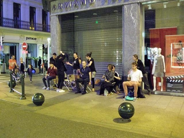 画像: 路上マッサージの様子