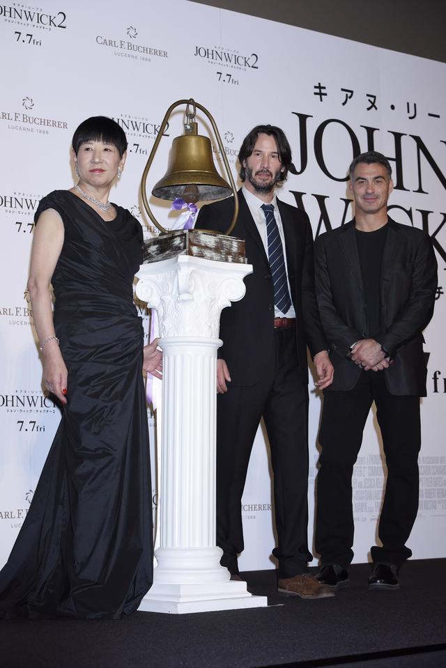 画像: 和田、キアヌー、監督の3人で鐘を鳴らす