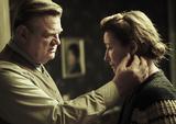 画像: 「ヒトラーへの285枚の葉書」のブレンダン・グリーソンとエマ・トンプソン